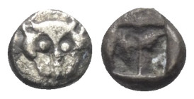 Kleinasien. Ungesicherte Münzstätten.

 Obol (Silber). 5. Jhdt. v. Chr.
Vs: Pantherkopf (?) en face.
Rs: Unregelmäßiges Quadratum incusum.

7 mm...