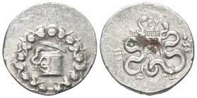 Mysien. Pergamon.

 Cistophor (Silber). Ca. 166 - 67 v. Chr.
Vs: Cista mystica mit halb geöffnetem Deckel, aus der sich eine Schlange herauswindet;...