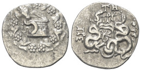 Mysien. Pergamon.

 Cistophor (Silber). Ca. 166 - 67 v. Chr.
Vs: Cista mystica mit halb geöffnetem Deckel, aus der sich eine Schlange herauswindet;...