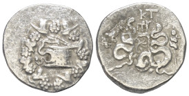 Mysien. Pergamon.

 Cistophor (Silber). Ca. 85 - 76 v. Chr.
Vs: Cista mystica mit halb geöffnetem Deckel, aus der sich eine Schlange herauswindet; ...
