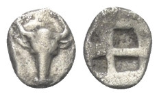Troas. Lamponeia.

 Hemiobol (Silber). Ca. 500 - 450 v. Chr.
Vs: Stierkopf en face.
Rs: Viergeteiltes Quadratum incusum.

8 mm. 0,40 g. 

SNG ...