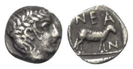 Troas. Neandreia.

 Obol (Silber). Ca. 400 - 300 v. Chr.
Vs: Kopf des Apollon mit Lorbeerkranz rechts.
Rs: Widder nach rechts stehend.

9 mm. 0,...