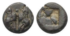Lesbos. Ungesicherte Münzstätte.

 1/12 Stater (Billon). Ca. 550 - 480 v. Chr.
Vs: Zwei Eberköpfe einander zugewandt.
Rs: Unregelmäßiges Quadratum...