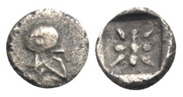 Ionien. Ungesicherte Münzstätten.

 Obol (Silber). 5. Jhdt. v. Chr.
Vs: Kopf der Athena mit korinthischem Helm rechts.
Rs: Florales Ornament in ve...
