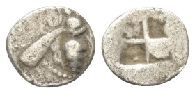Ionien. Ephesos.

 Diobol (Silber). Ca. 550 - 500 v. Chr.
Vs: Biene.
Rs: Viergeteiltes Quadratum incusum.

11 mm. 1,03 g. 

Karwiese Serie VI,...