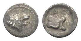 Dynasten von Lykien. Maussollos (360 - 353 v. Chr. Satrap von Lykien).

 Hemiobol (Silber). Xanthos.
Vs: Löwenkopf rechts.
Rs: Astragal.

7 mm. ...