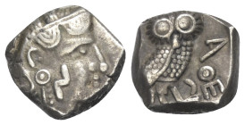 Arabia. Süden. Saba.

 Drachme (Silber). 4. - 3. Jhdt. v. Chr.
Vs: Kopf der Athena mit attischem Helm und Ohranhänger rechts, auf Wange N.
Rs: Eul...