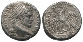 Mesopotamien. Karrhai. Caracalla (197 - 217 n. Chr.).

 Tetradrachme (Silber). 215 - 217 n. Chr.
Vs: Büste in Rückansicht mit Strahlenkrone rechts....