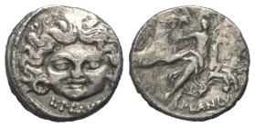 L. Plautius Plancus.

 Denar (Silber). 47 v. Chr.
Vs: L PLAVTIV. Kopf der Medusa en face.
Rs: PLANCV. Aurora mit Palmzweig en face, Pferdeviergesp...