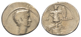 Augustus (31 v. - 14 n. Chr.).

 Denar (Silber). 30 - 29 v. Chr. Münzstätte in Italien (Rom?).
Vs: Kopf des Augustus rechts.
Rs: IMP - CAESAR. Tro...