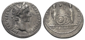 Augustus (31 v. - 14 n. Chr.).

 Denar (Silber). 81 n. Chr. Rom.
Vs: CAESAR AVGVSTVS - DIVI F PATER PATRIAE. Kopf mit Lorbeerkranz rechts.
Rs: C L...