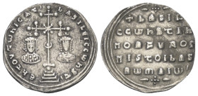 Basilius II. Bulgaroktonos (976 - 1025 n. Chr.) und Constantinus VIII.

 Miliaresion (Silber). 977 - 989 n. Chr. Constantinopolis.
Vs: EN TOVTW NIC...