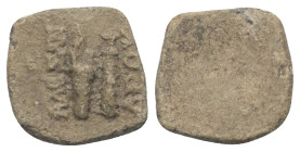 Tesserae. Griechische Tessera.

 Bleitessera. 4 Jhdt. v. Chr.
Vs: Nennung eines Kassandros. Bogen in Bogentasche neben Keule.
Rs: Flach.

14 x 1...