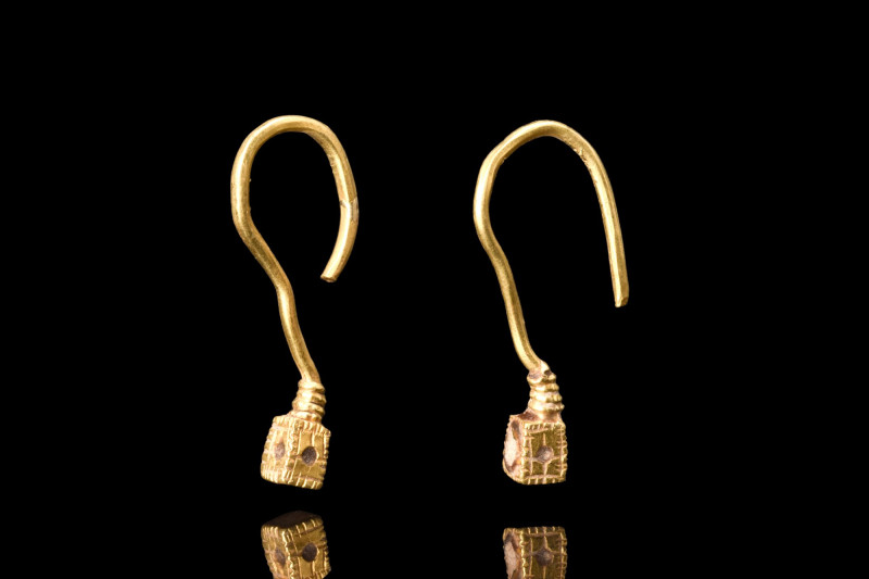ROMAN GOLD PAIR OF EARRINGS

 Ca. 100-200 AD
 A nice pair of matched earrings...