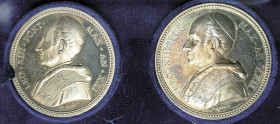 Stato Pontificio - Leone XIII (1878-1903) Coppia di medaglie annuali 1898 e 1899 Bart. E898 e E899 AG gr 34,37 e 35,32 Patina iridescente su fondi luc...