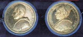 Stato Pontificio - Leone XIII (1878-1903) Coppia di medaglie annuali 1900 e 1901 Bart. E900 e E901 AG gr 34,18 e 35,15 Patina iridescente su fondi luc...