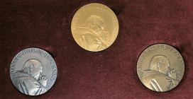 Città del Vaticano -Giovanni Paolo II (1978-2005) Trittico di medaglie annuali oro argento e rame Anno XI Medaglia in oro AU gr 53,90 Tit 917/1000 In ...