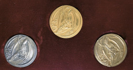 Città del Vaticano -Giovanni Paolo II (1978-2005) Trittico di medaglie annuali oro argento e rame Anno XV Medaglia in oro AU gr 59,81 Tit 917/1000 In ...