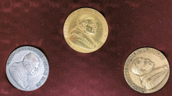 Città del Vaticano -Giovanni Paolo II (1978-2005) Trittico di medaglie annuali oro argento e rame Anno XVI Medaglia in oro AU gr 59,66 Tit 917/1000 In...