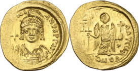Justinian I (527-565). AV Solidus, Constantinople mint, 542-565. Obv. Helmeted and cuirassed bust facing, holding globus cruciger and shield. Rev. Vic...