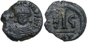 Maurice Tiberius (582-602). AE Decanummium, Catania mint, RY 6 (588/9 AD). Obv. DN MAVRC TIb PP AVG. Bust facing, wearing plumed helmet and holding gl...