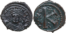 Maurice Tiberius (582-602). AE Half follis, Theupolis (Antioch) mint, dated RY 20 (601-602). Obv. Crowned bust facing, wearing consular robes, holding...