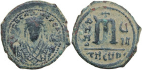 Phocas (602-610). AE Follis, Theupolis (Antioch mint), dated RY 7 (608-609). Obv. Crowned bust facing, wearing consular robes, holding mappa and eagle...