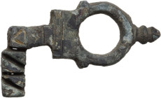 ROMAN BRONZE KEY Roman period, c. 1st-3rd century AD. Bronze Roman key with engraved handle. Lenght: 41 mm. 50x29 mm. Intact, with earthy patina.