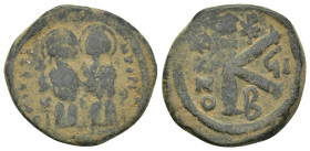 Justin II. (565-578). AE. Half Follis. Constantinopolis (8 Gr. 22mm.)
 Justin, holding cross on globe, and Sophia, holding cruciform sceptre, seated f...