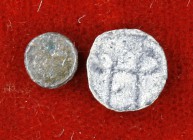 Lote de dos pequeñas monedas de bronce, atribuidas a la época visigoda. A clasificar. RC/MBC-.
