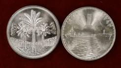 AH 1392-93 (1972-73). Iraq. 1 dinar. AG. Lote de 2 monedas. A examinar. S/C.
