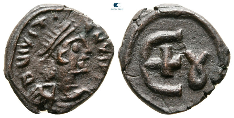 Justinian I AD 527-565. Antioch
Pentanummium Æ

15 mm, 2,16 g



good ver...