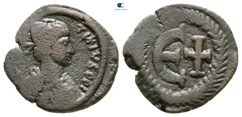 Justinian I AD 527-565. Constantinople
Pentanummium Æ

16 mm, 1,52 g



n...