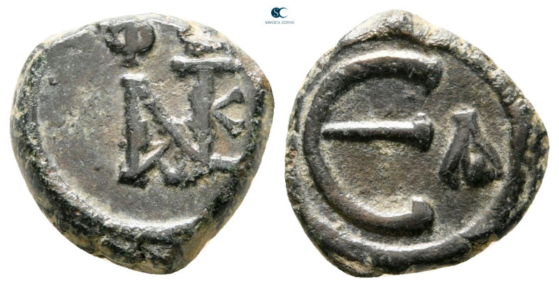 Justin II AD 565-578. Constantinople
Pentanummium Æ

13 mm, 1,93 g



ver...