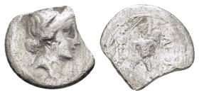 JULIUS CAESAR.(48-47 BC). Military mint traveling with Caesar in North Africa.Denarius.

Condition : Good very fine.

Weight : 2.6 gr
Diameter : 16 mm