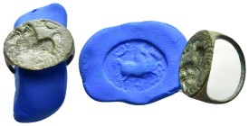 ANCIENT ROMAN BRONZE RING.(3rd–4th centuries).Ae.

Condition : Good very fine.

Weight : 7.6 gr
Diameter : 24 mm