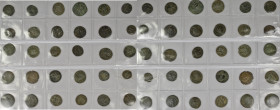 Antike: Römische Kaiserzeit: Kleines Konvolut von 30 Kleinbronzemünzen der Römischen Kaiserzeit, in zum Teil vorzüglicher Erhaltung.
 [differenzbeste...