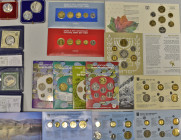 Israel: Sammlung 5 Silber Gedenkmünzen (2x Wildlife, 1x Kapernaum, 2x Revolt & Heroism) und 12 Piefort Mintsets 1982-1994 (ohne 1988).
 [differenzbes...