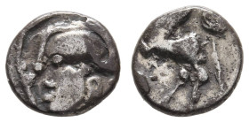 Antike Kelten
 Haeduer, Quinar (1,86 g), 100-50 v. Chr. Av.: Behelmter Kopf nach links, Auge und Nase mit Globuli markiert. Rev.: Pferd nach links. D...