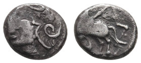 Antike Kelten
 Haeduer, Quinar (1,80 g), 100-50 v. Chr. Av.: Behelmter Kopf nach links. Rev.: Pferd galoppiert nach links. DT 3186, fast ss.