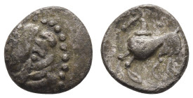 Antike Kelten
 Haeduer, Quinar (1,80 g), 100-50 v. Chr. Av.: Behelmter Kopf nach links, umgeben von Globuli. Rev.: Stehendes Pferd nach links. DT 319...