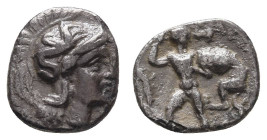 Antike Griechen
Apulien Tarent, Diobol (0,93 g), 380-325 v. Chr. Av.: Kopf der Athena mit attischem Helm nach rechts. Rev.: Herakles erschlägt den ne...