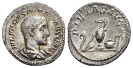 IMPERIO ROMANO. MÁXIMO (como César). Denario. Roma (235-236). A/ Busto drapeado a der.; IVL VERVS MAXIMVS CAES. R/ Utensilios sacerdotales; PIETAS AVG...