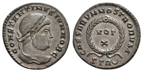 IMPERIO ROMANO. CONSTANTINO II. Follis. Treveris (323-324). A/ Cabeza laureada a der.; CONSTANTINVS IVN NOB C. R/ Láurea rodeando VOT/X; CAESARVM NOST...