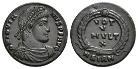 IMPERIO ROMANO. JOVIANO. Follis. Sirmium (363-364). A/ Busto diademado, drapeado y acorazado a der.; D N IOVIANVS P F AVG. R/ Láurea rodeando VOT/V/MV...