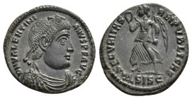 IMPERIO ROMANO. VALENTINIANO I. Follis. Siscia (364-367). A/ Busto diademado, drapeado y acorazado a der.; D N VALENTINIANVS P F AVG. R/ Victoria avan...