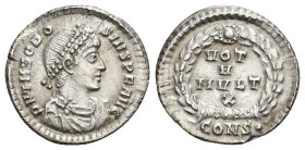 IMPERIO ROMANO. TEODOSIO I. Silicua. Constantinopolis (378-383). A/ Busto diademado, drapeado y acorazado a der.; D N THEODOSIVS P F AVG. R/ Láurea ro...