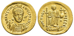 IMPERIO BIZANTINO. JUSTINIANO. Sólido. Constantinopolis. A/ Busto frontal del emperador con lanza y escudo. R/ Ángel con cruz y globo, en campo estrel...