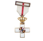 MEDALLAS Y CONDECORACIONES. Isabel II. Orden del Mérito Militar. Cruz de Primera Clase con distintivo blanco en oro y esmaltes. Y-2 en rev. sobre fond...