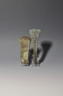 PREHISTORIA. Edad del Bronce. Lote de 2 hachas (2250-1000 a.C.). Bronce. Longitud de 14,5 a 18,3 cm.